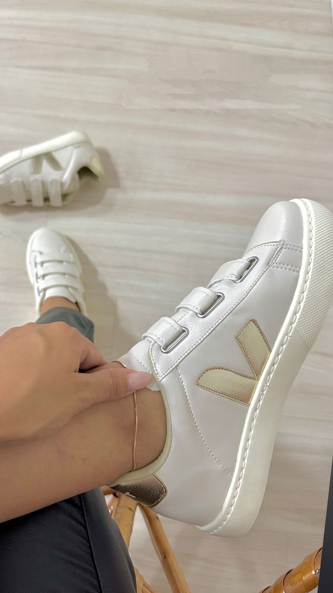 Tênis Velcro Off Dourado