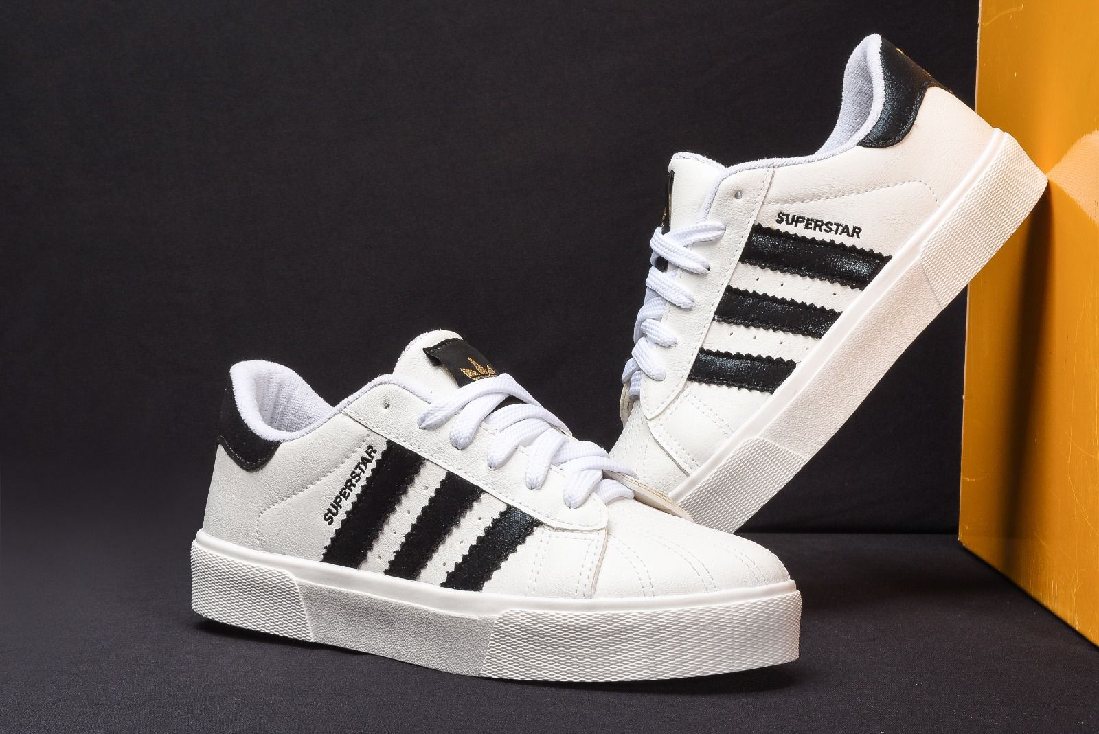 Tênis Branco com Detalhes Preto