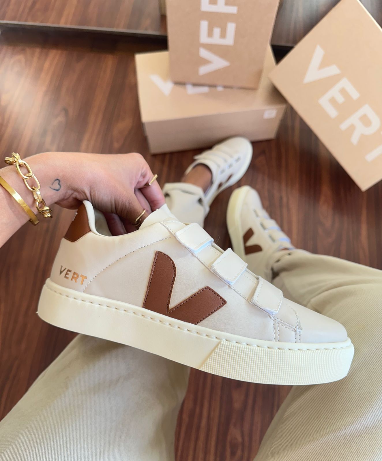 Tênis Velcro Off Marrom