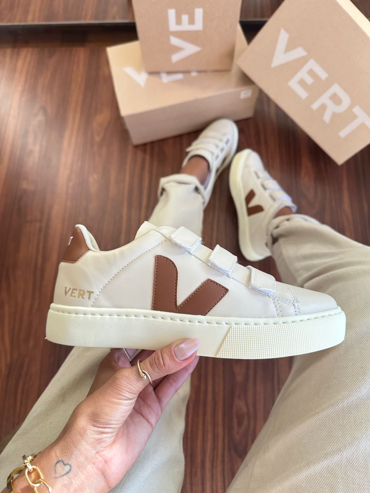 Tênis Velcro Off Marrom