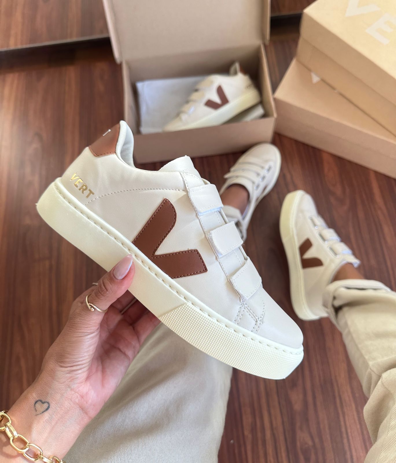 Tênis Velcro Off Marrom