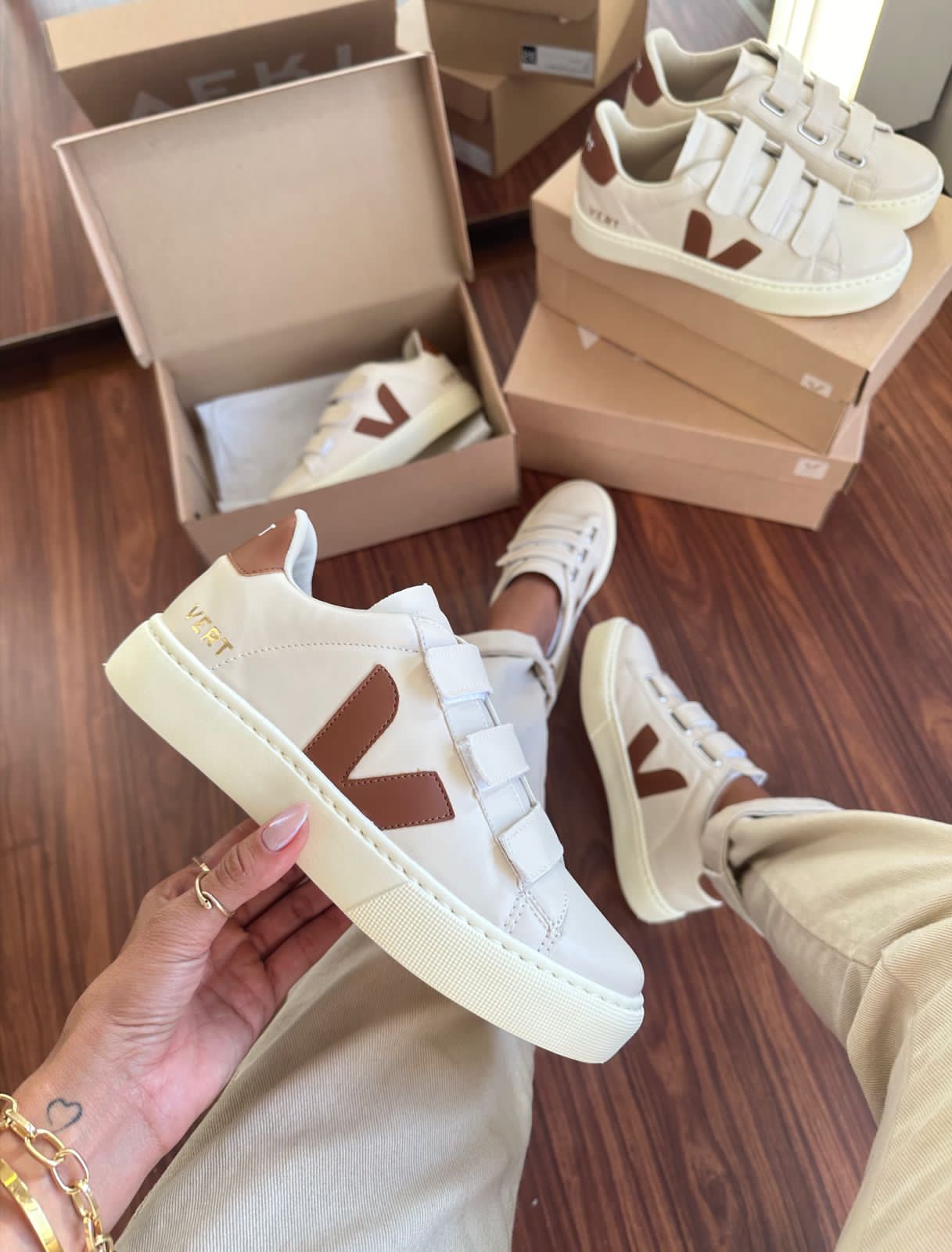 Tênis Velcro Off Marrom