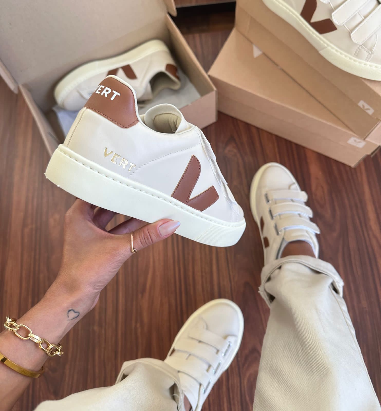 Tênis Velcro Off Marrom