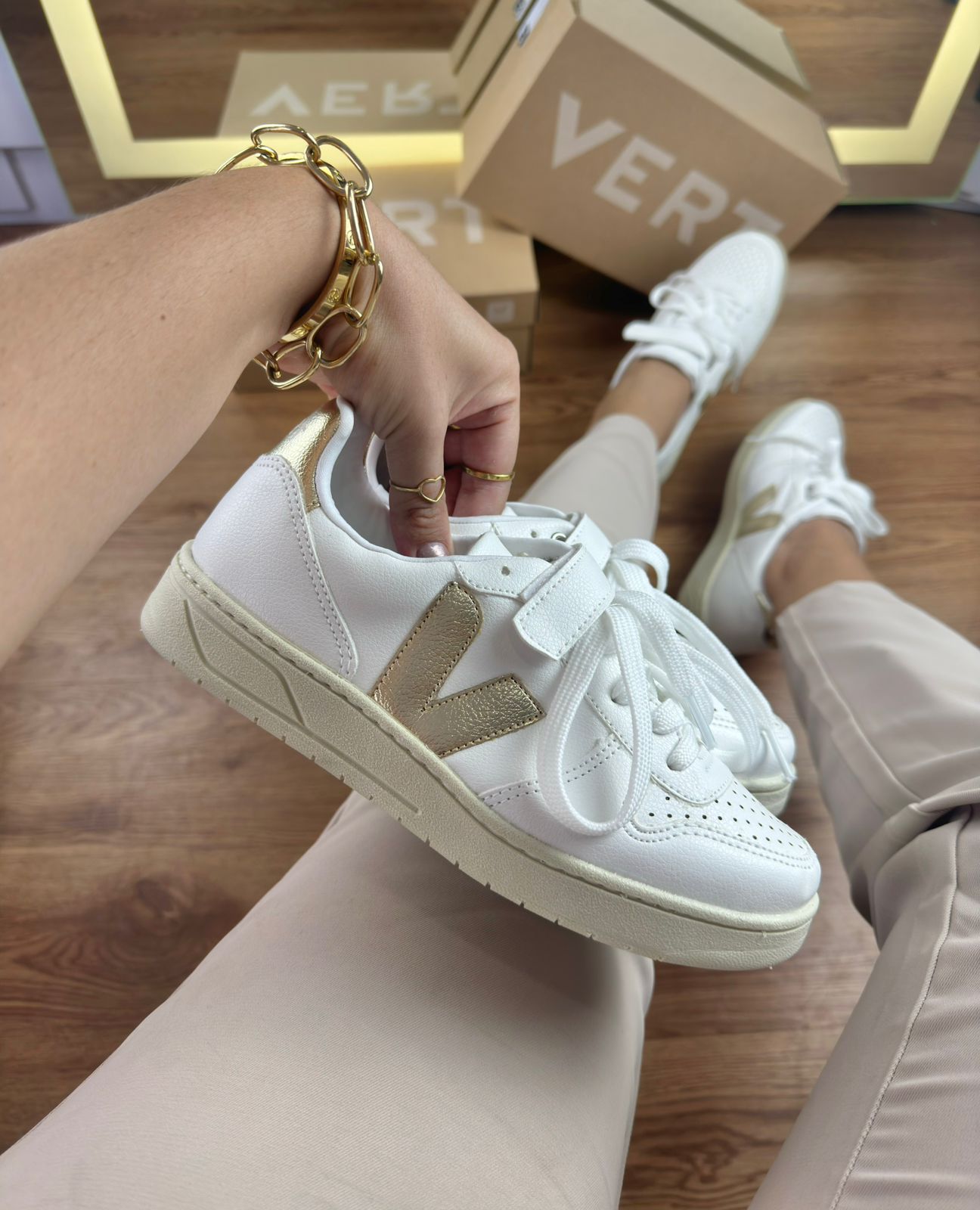 Tênis V 1.2 Branco Dourado