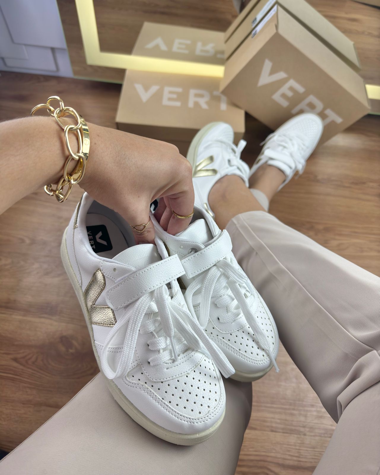 Tênis V 1.2 Branco Dourado