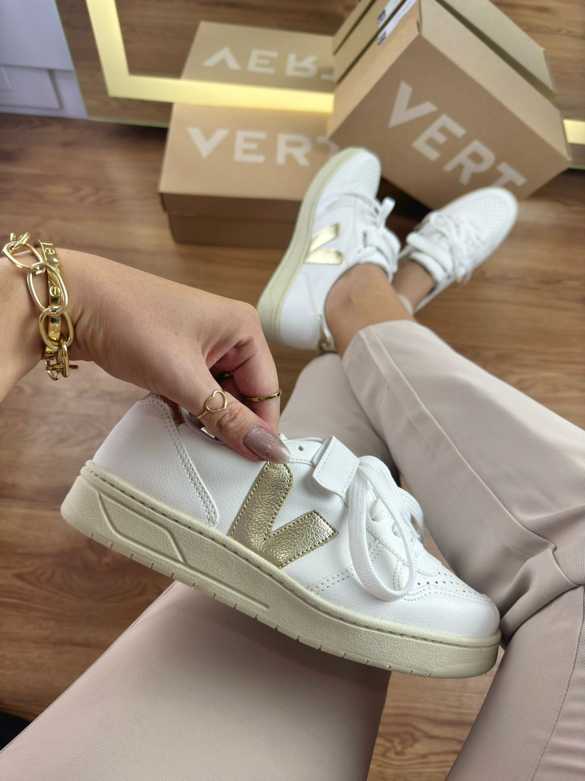 Tênis V 1.2 Branco Dourado