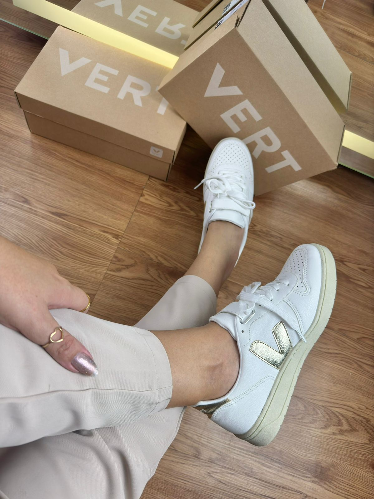 Tênis V 1.2 Branco Dourado