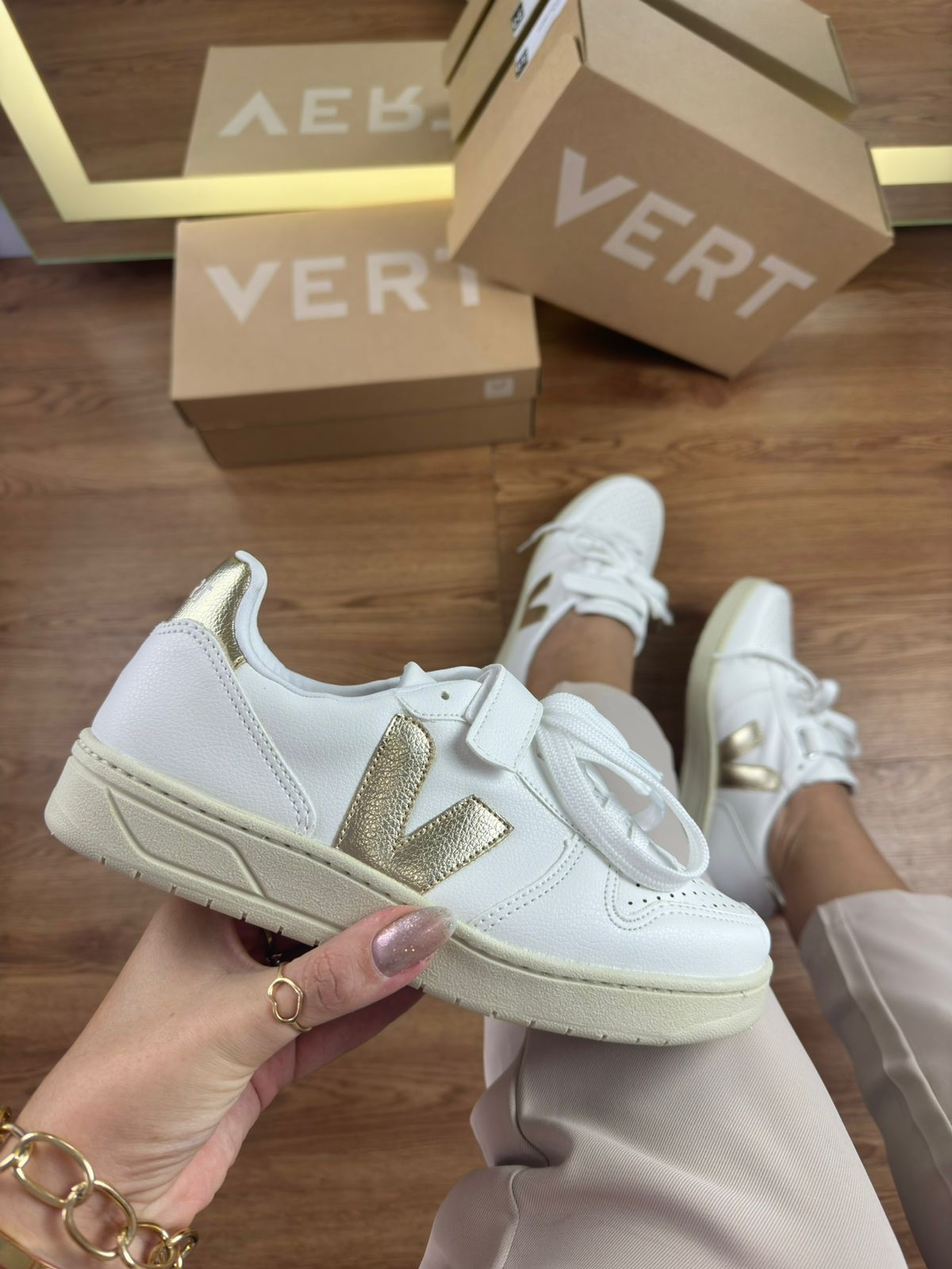 Tênis V 1.2 Branco Dourado