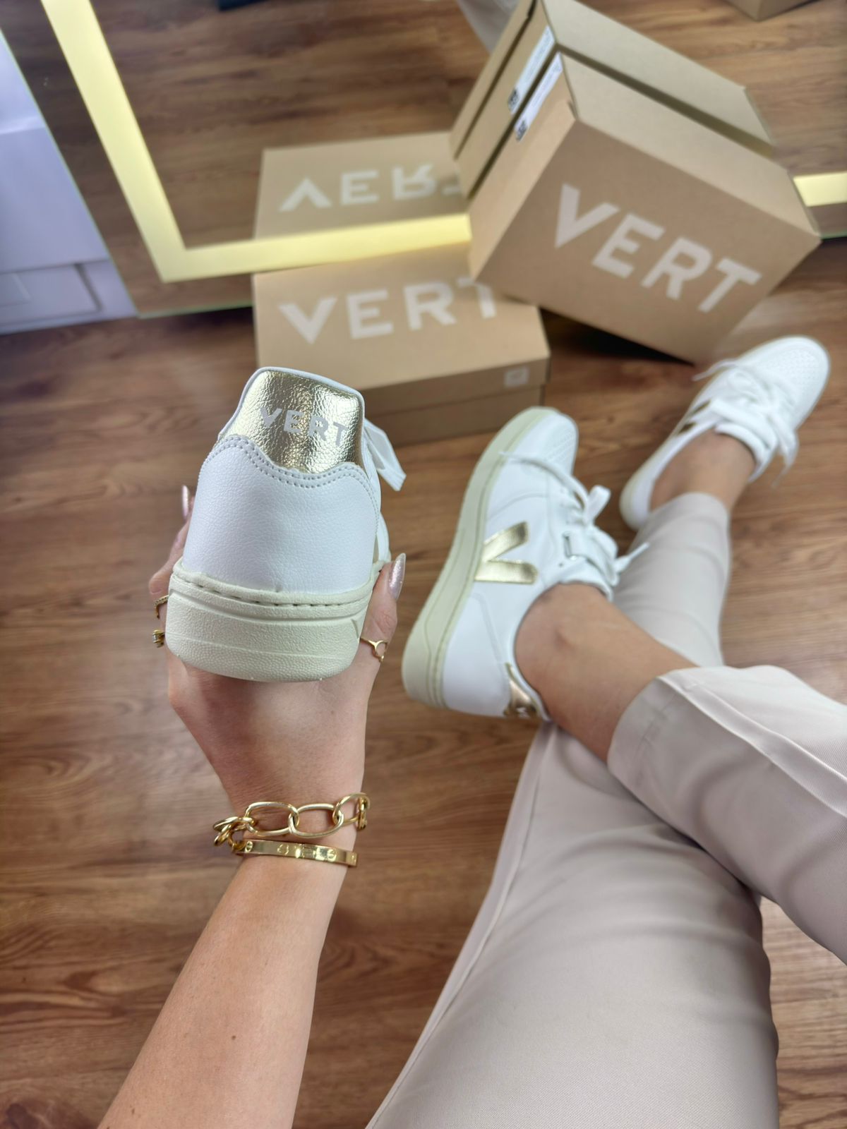Tênis V 1.2 Branco Dourado