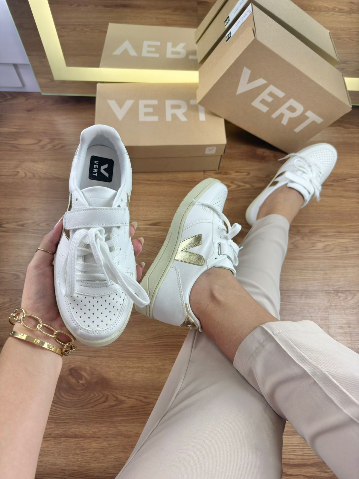 Tênis V 1.2 Branco Dourado
