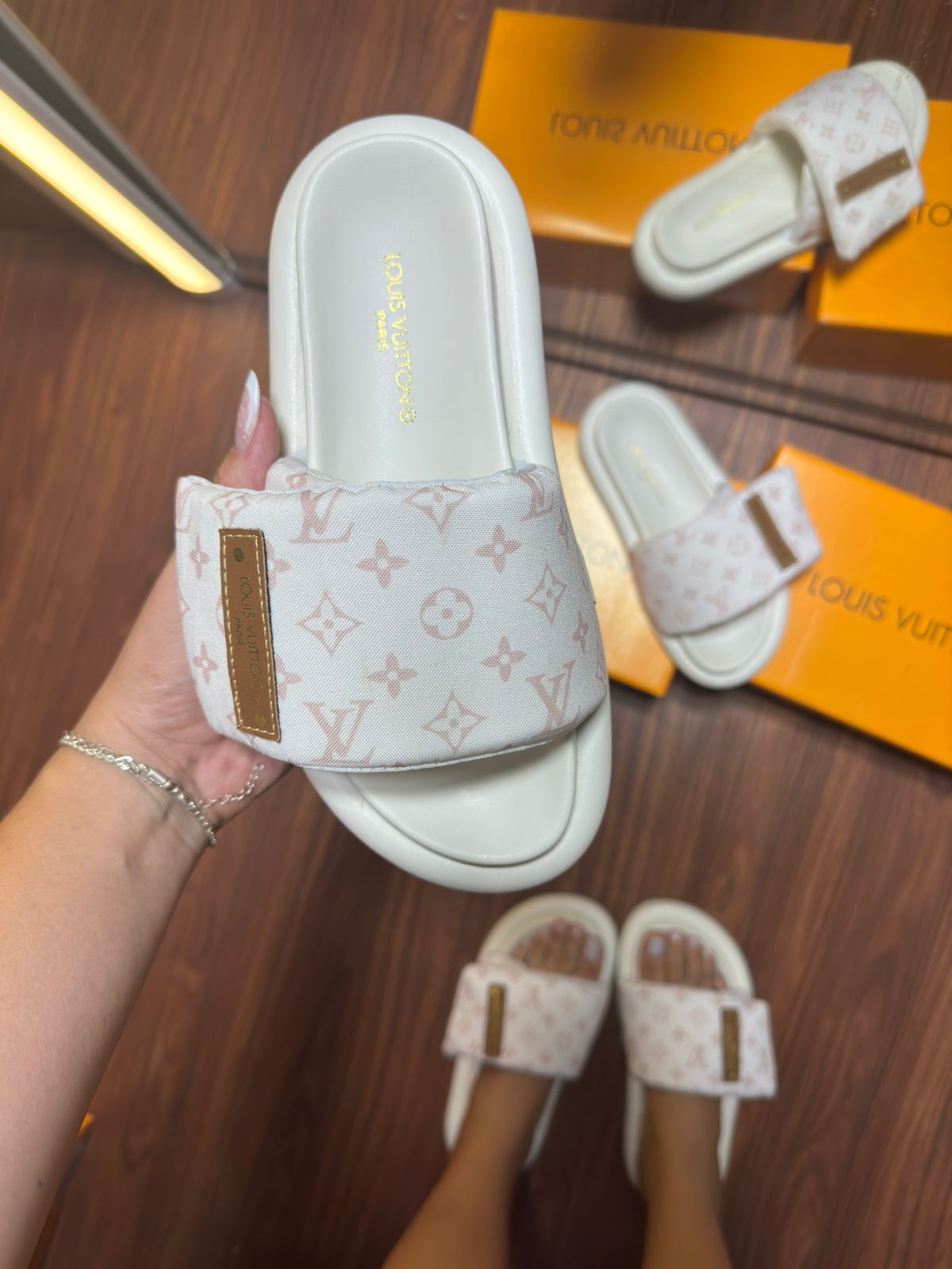 Slid Insp. LV Pillow Branco/ Rosa