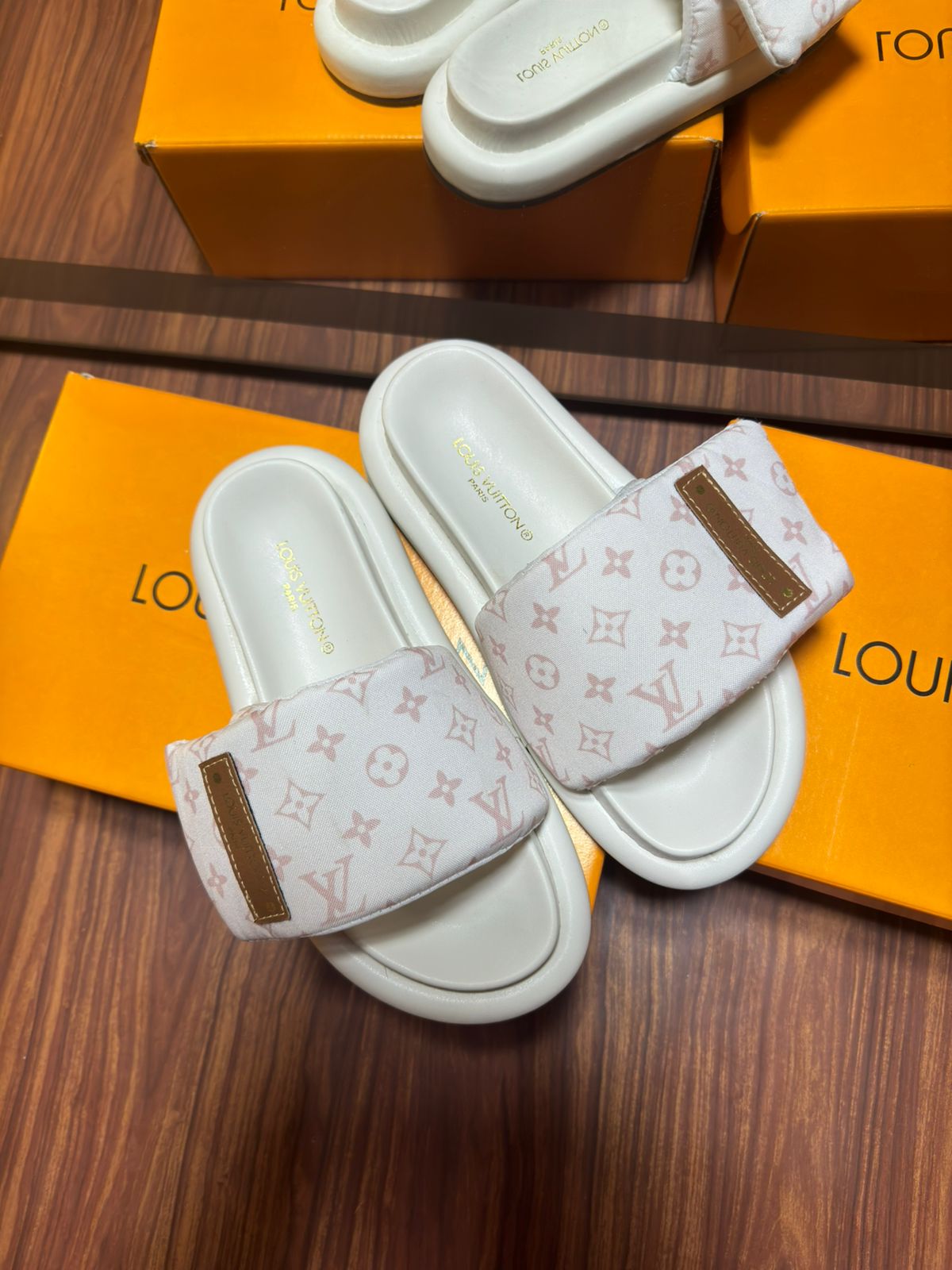 Slid Insp. LV Pillow Branco/ Rosa