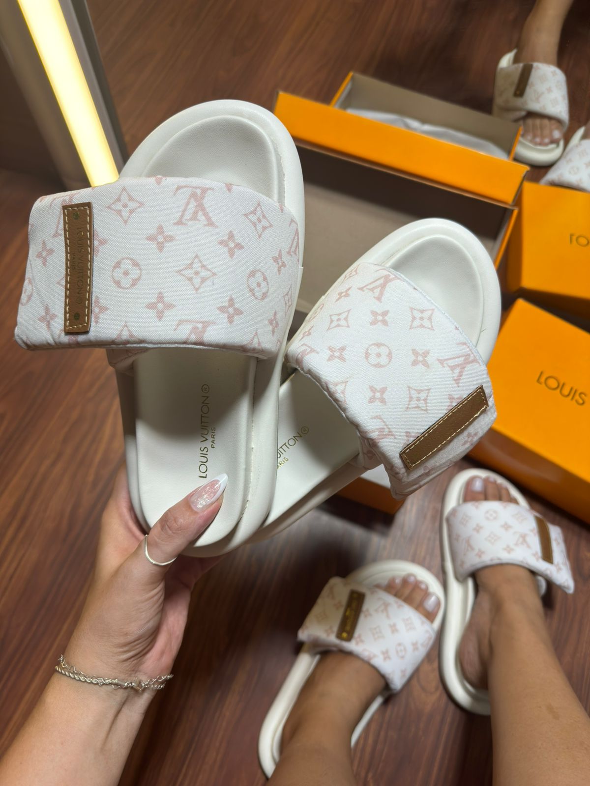 Slid Insp. LV Pillow Branco/ Rosa