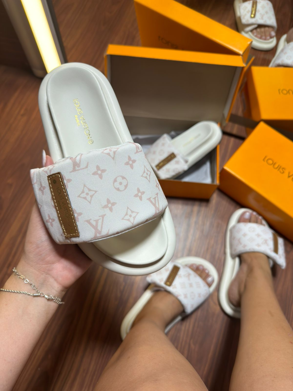 Slid Insp. LV Pillow Branco/ Rosa