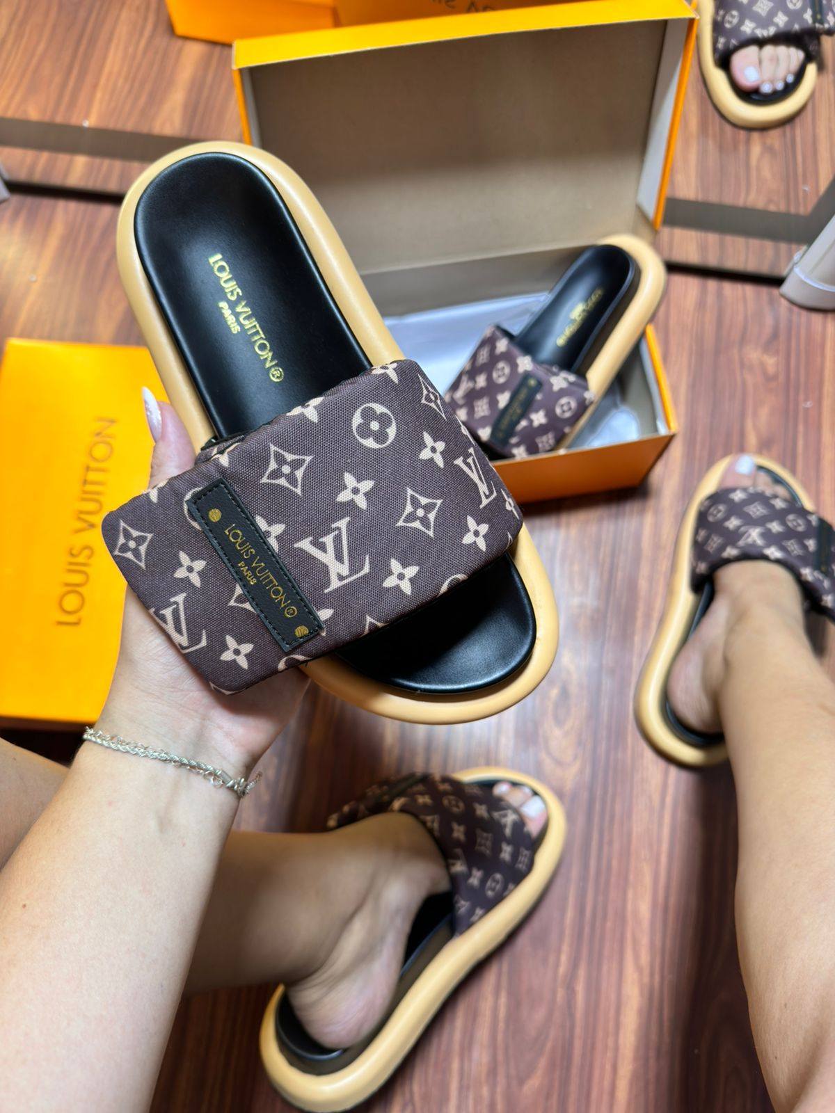 Slid Insp. LV Pillow Caramelo/ Marrom