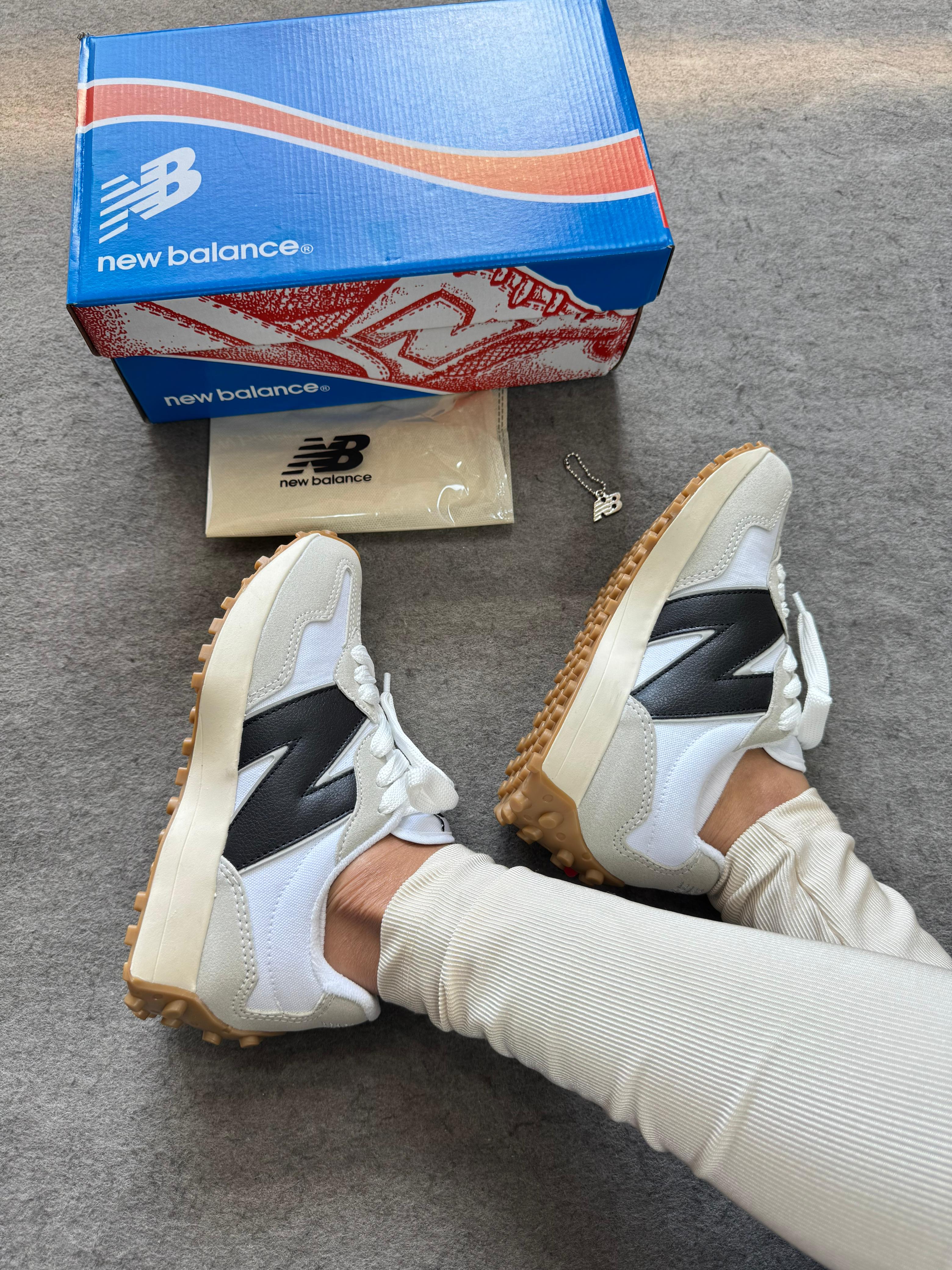 Tênis Balance 327 Branco Preto