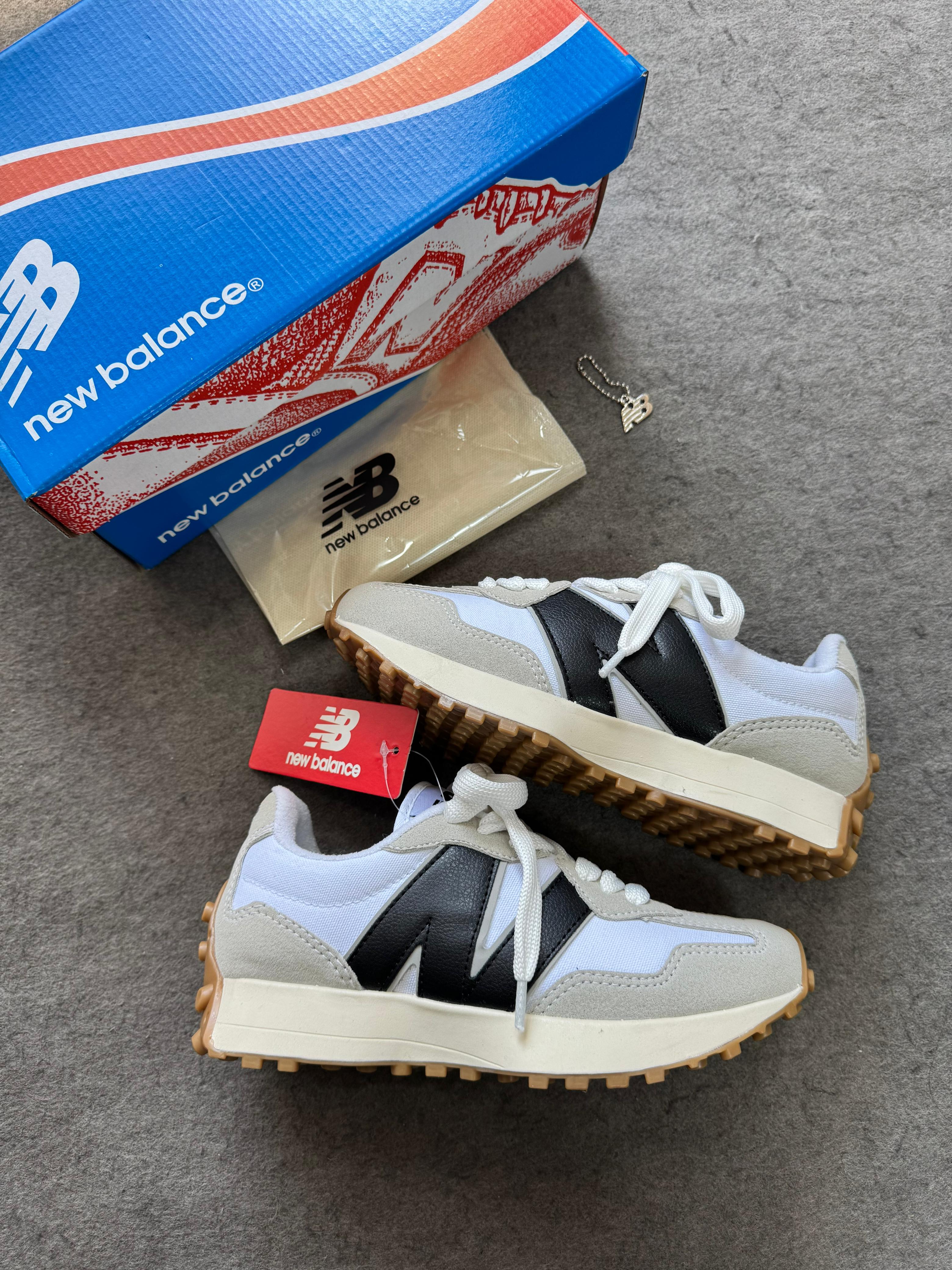 Tênis Balance 327 Branco Preto