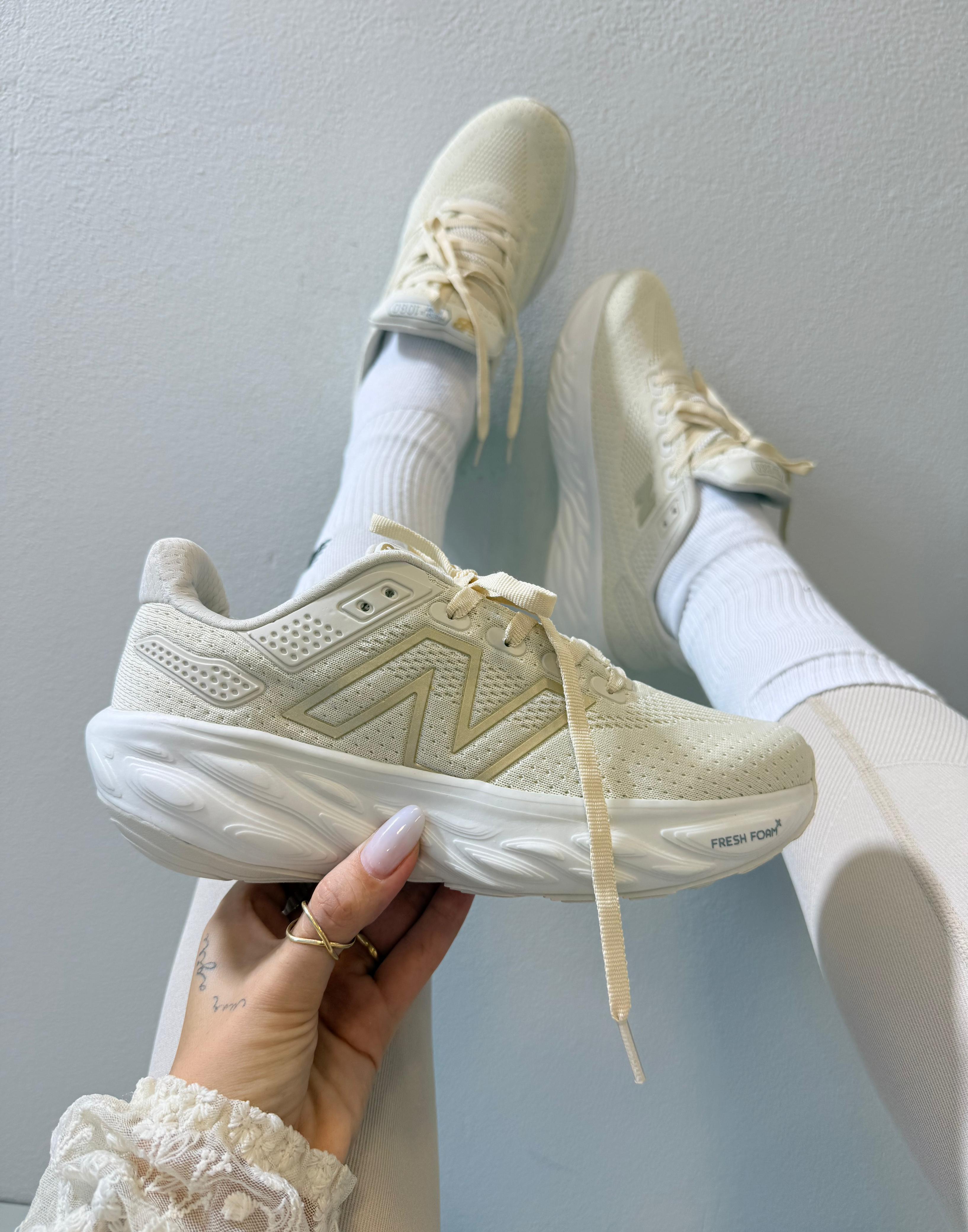 Tênis Balance 1080 Off Dourado