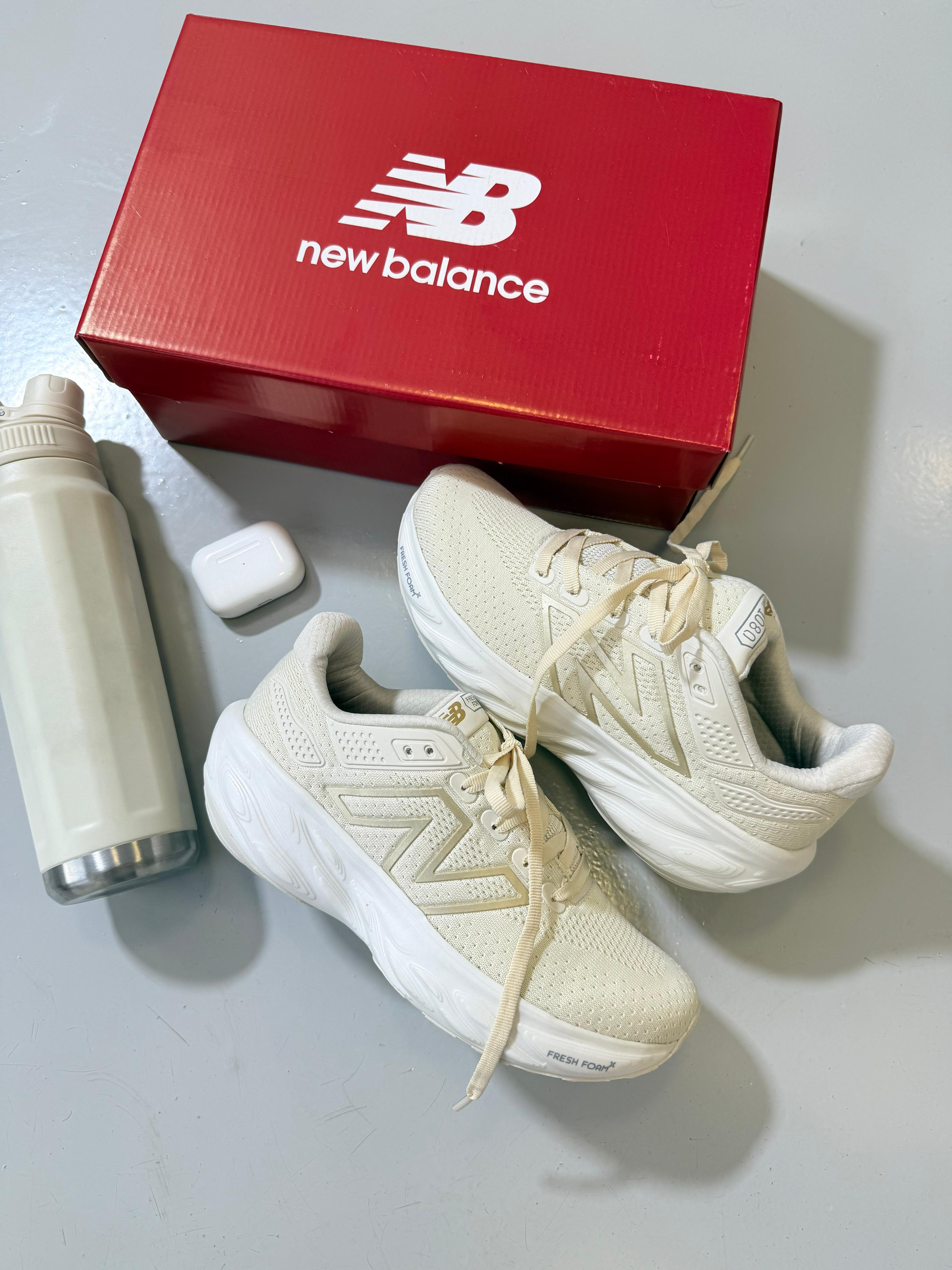 Tênis Balance 1080 Off Dourado